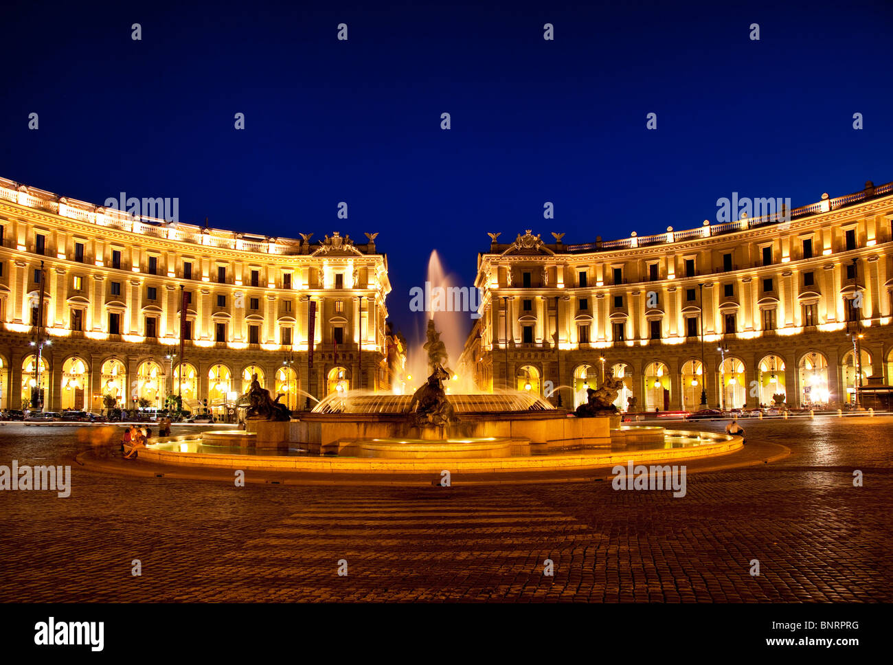 Brunnen in der Abenddämmerung in der Piazza Republica, Lazio Rom Italien Stockfoto