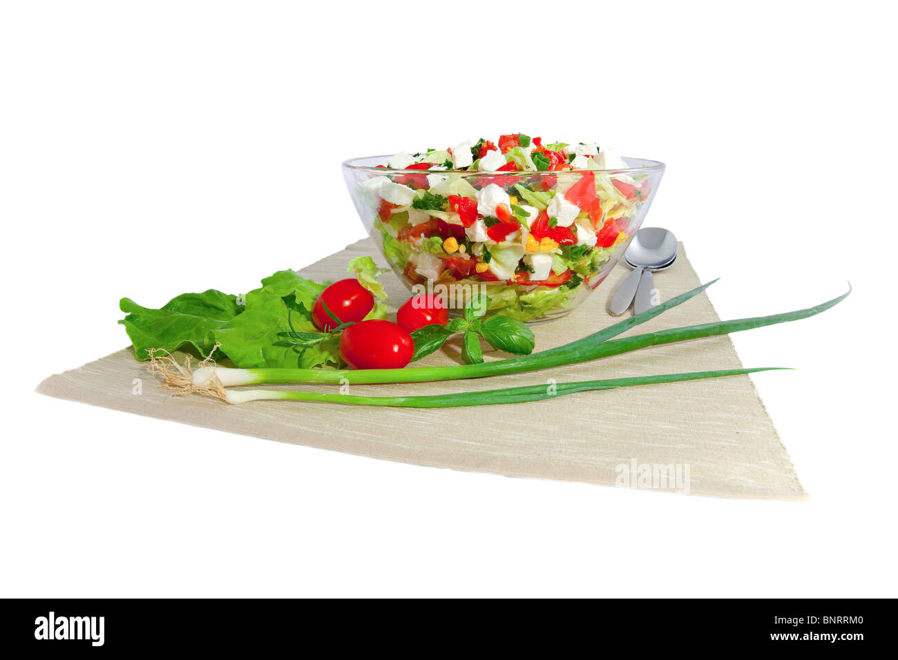 Frisch und lecker Gemüsesalat mit Feta-Käse. Stockfoto