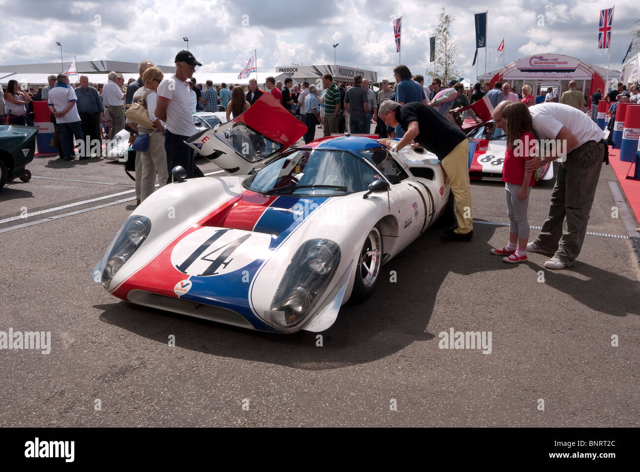 Lola T70 im Fahrerlager vor dem Rennen in Silverstone Classic. Stockfoto