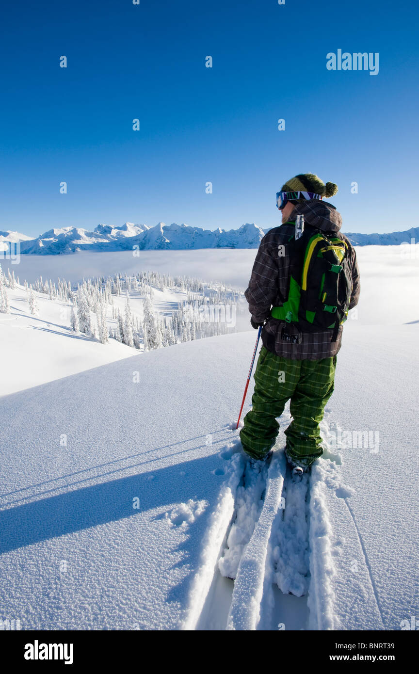 Man durchquert auf Skiern, BC, Kanada. Stockfoto