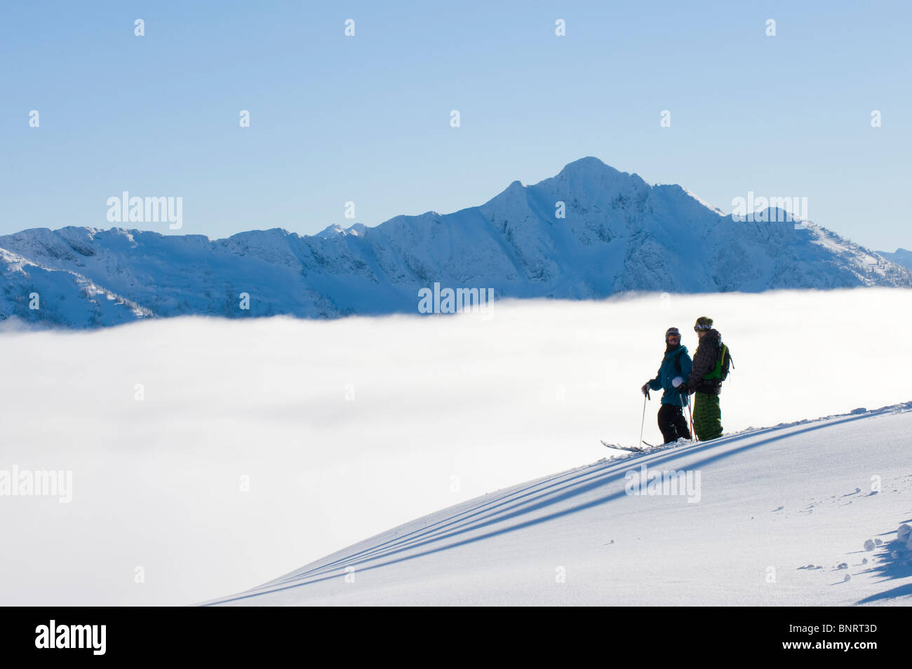 Zwei Männer auf Skiern, BC, Kanada. Stockfoto