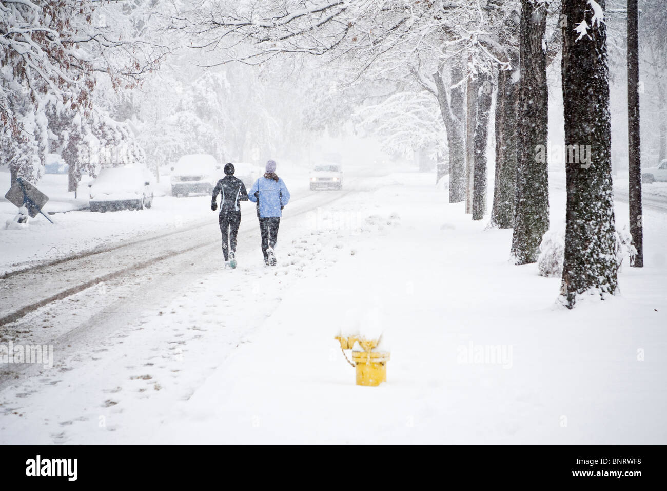 Zwei Frauen heruntergekommen Mountain Avenue in einem Schneesturm. Stockfoto