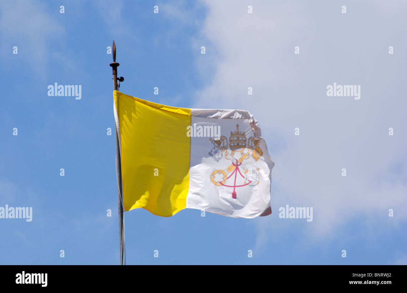 Vatikan Flagge gegen bewölktem Himmel Stockfoto
