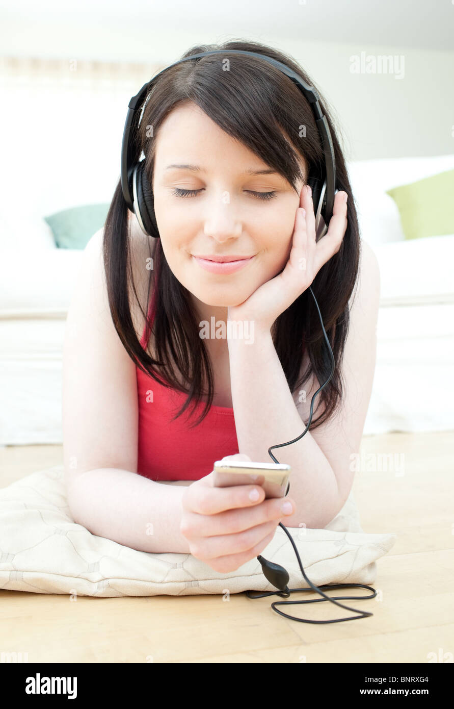 Entspannte Frau Musik hören mit Kopfhörern auf Stockfoto