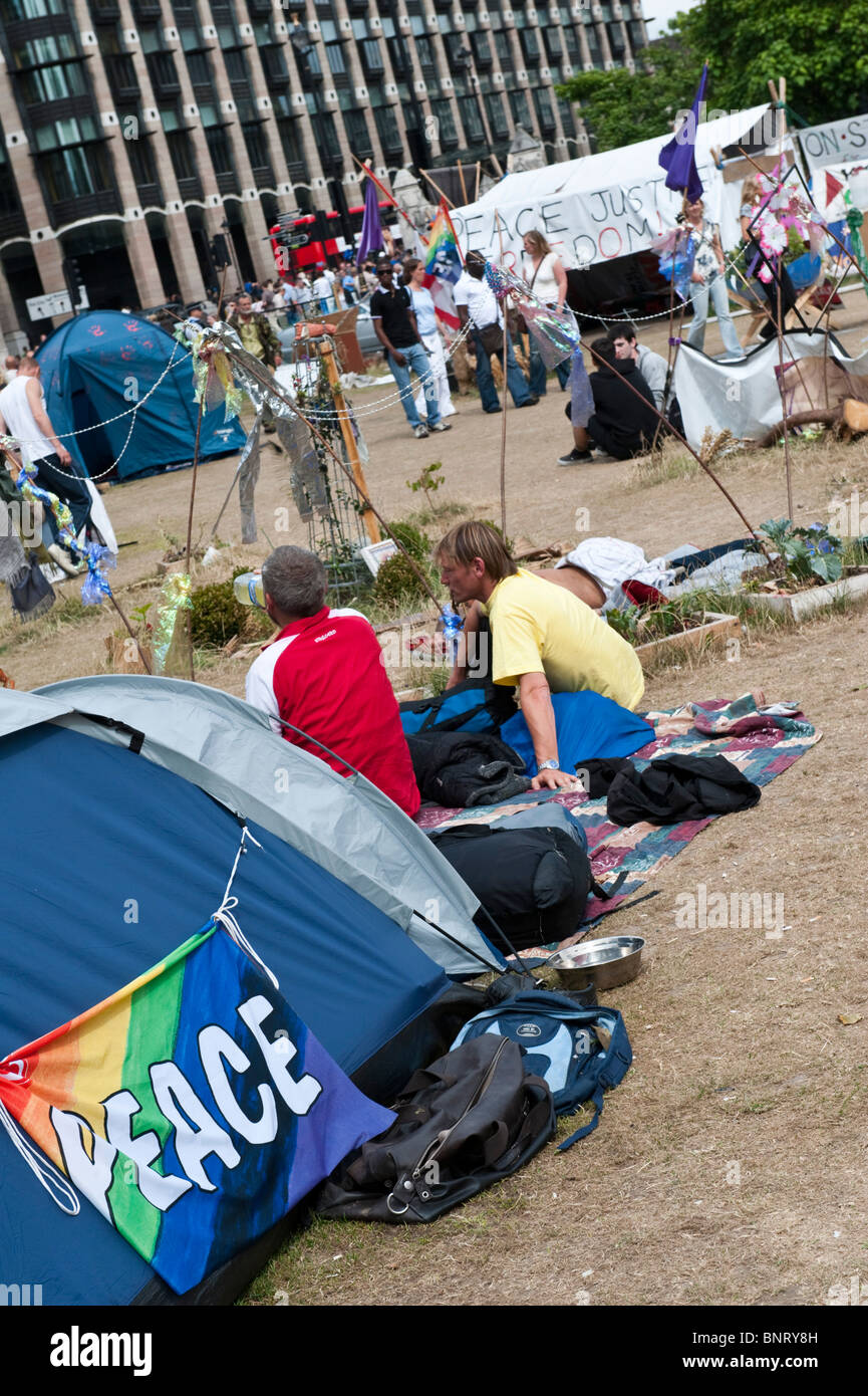 Im Mai 2010 wurde ein Friedenscamp bekannt als Demokratie Dorf auf dem Platz eingerichtet, um protest gegen die britische Regierung Kriege Stockfoto