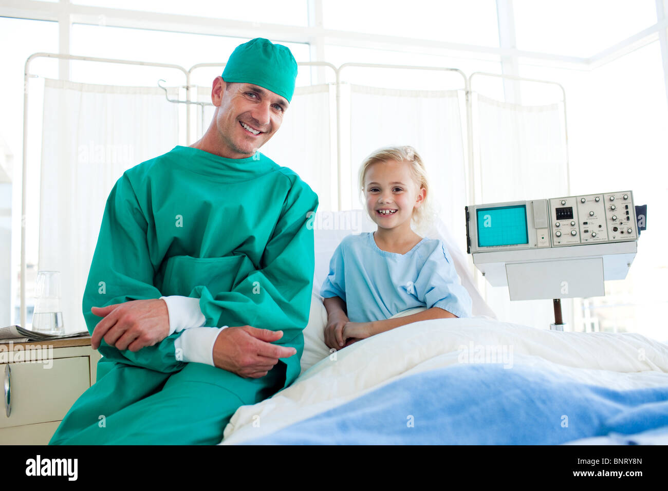 Chirurg eine Operation, ein kleines Mädchen zu erklären Stockfoto