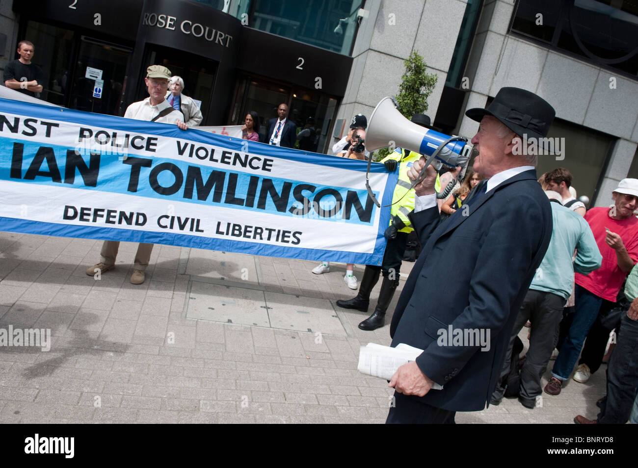 Als Folge der Ian Tomlinsons Todes versammelten sich Demonstranten heute außerhalb des Büros der Leiter der Staatsanwaltschaft Stockfoto