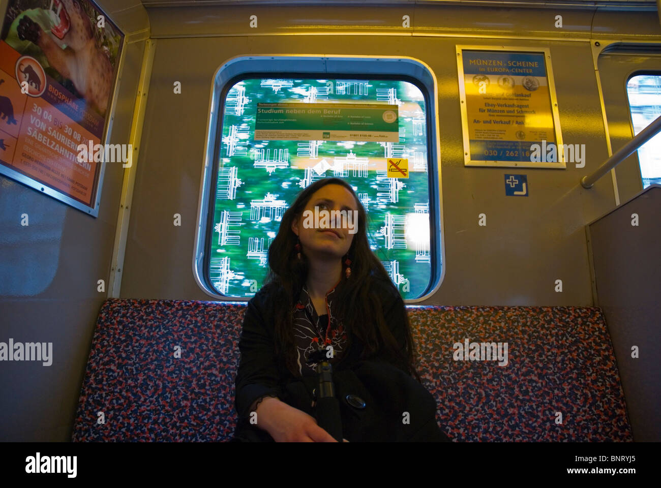 Frau in ihrem 20 s, S-Bahn unterwegs trainieren zentrale Berlin Deutschland Eurore Stockfoto