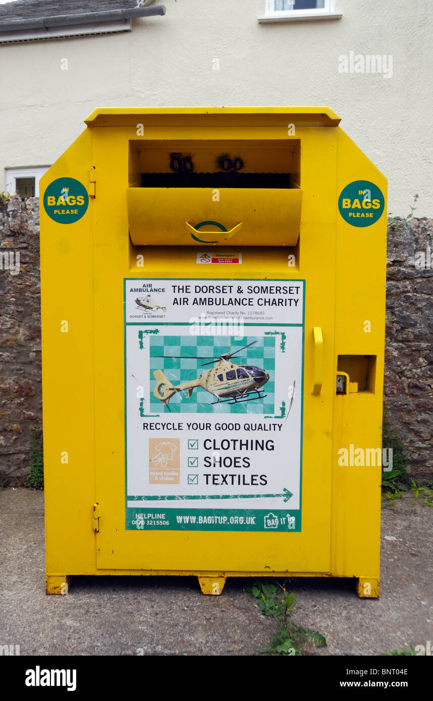 Eine Wohltätigkeitsorganisation Recycling Container für die Charity-Dorset & Somerset Air Ambulance in Puncknowle, Dorset, UK. Stockfoto