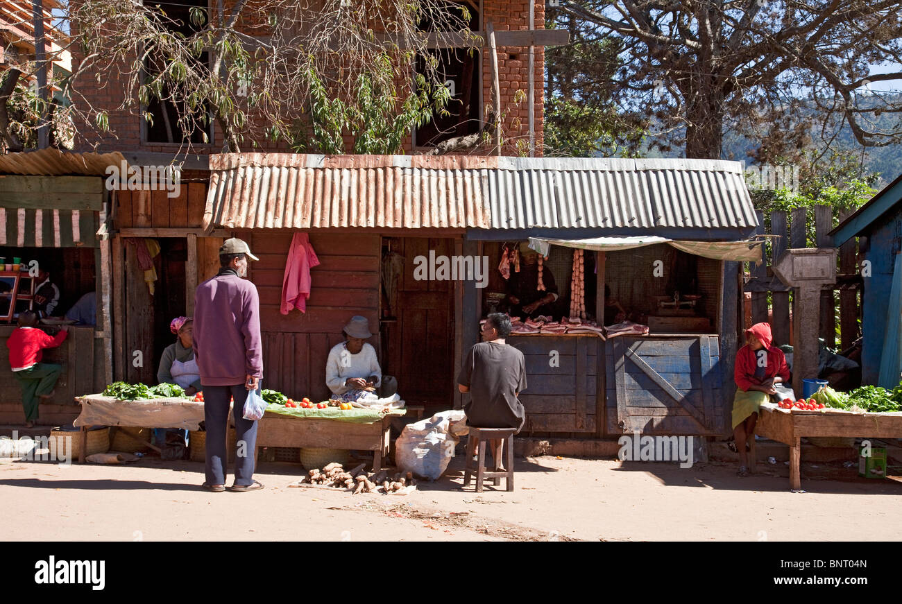 Händler und Kunden auf ihre Früchte, Metzger und snack-Stände in Ambositra, dem zentralen Hochland von Madagaskar Stockfoto