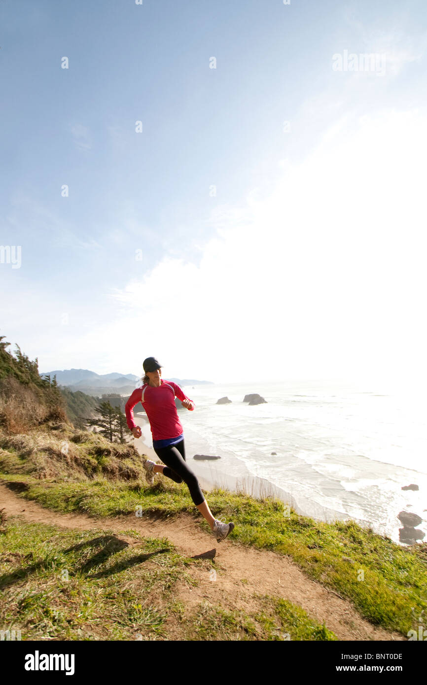Frau Trail-running-entlang der Küste von Oregon. Stockfoto