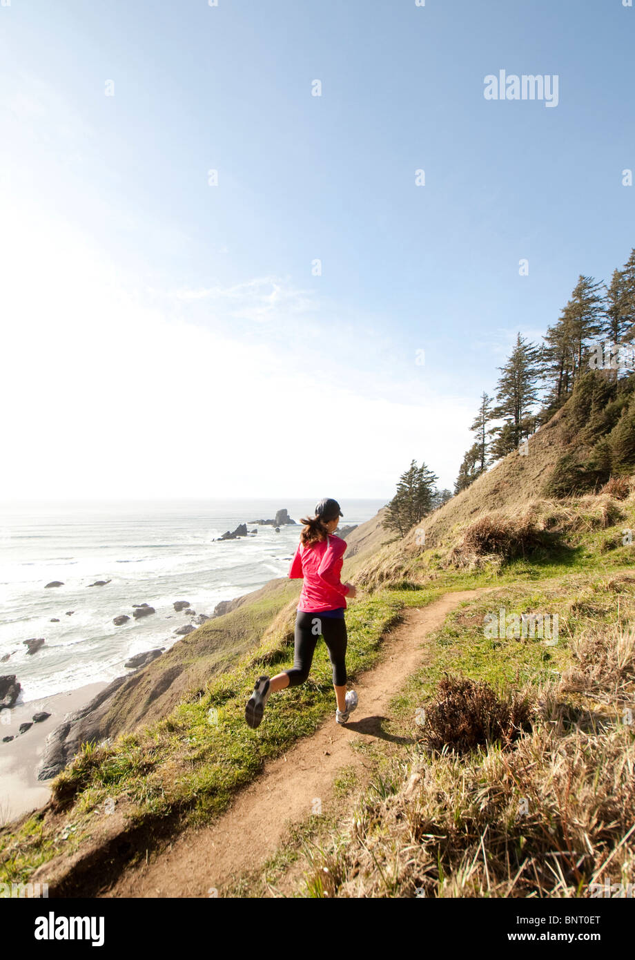 Frau Trail-running-entlang der Küste von Oregon. Stockfoto