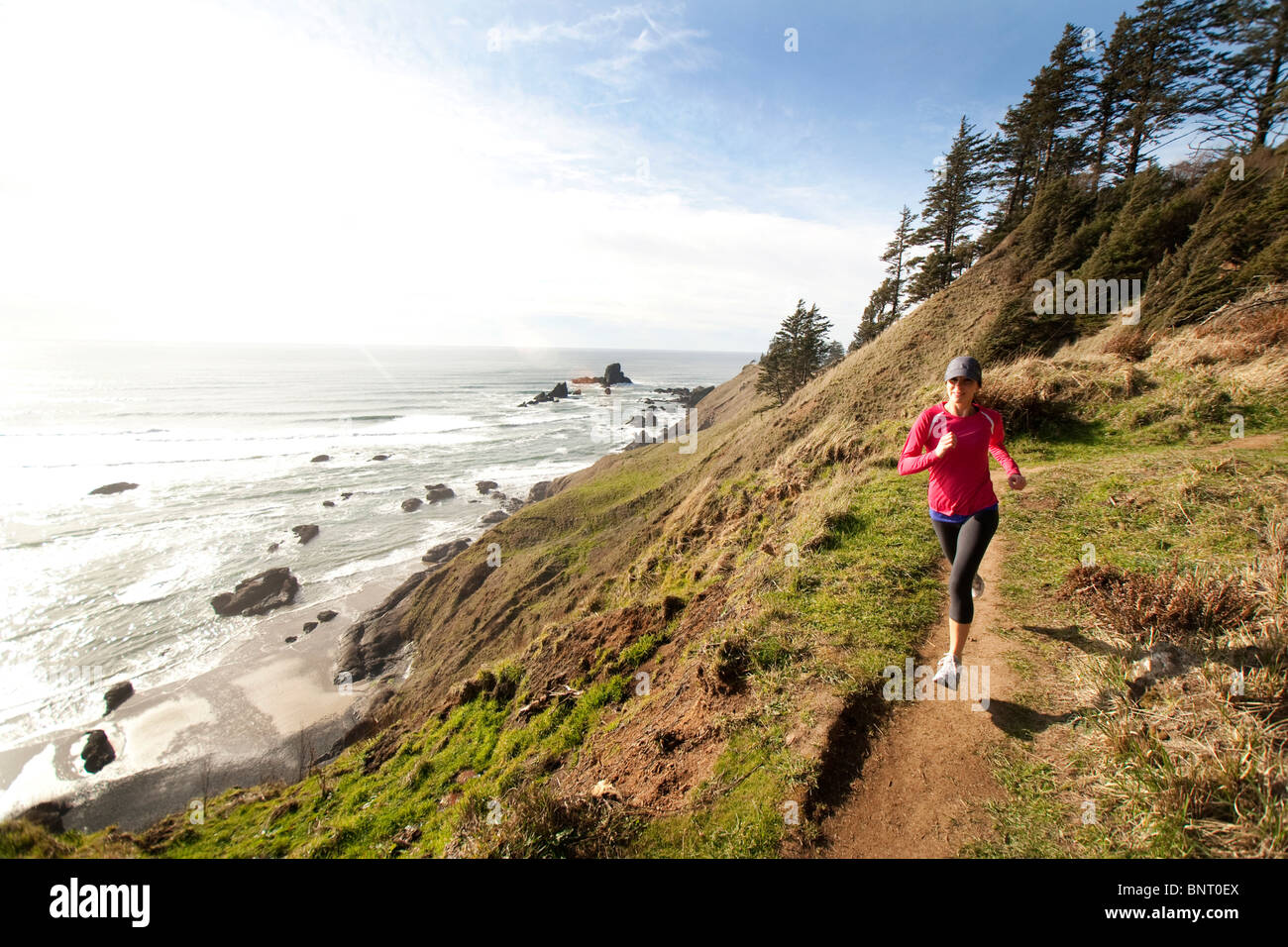 Frau Trail-running-entlang der Küste von Oregon. Stockfoto