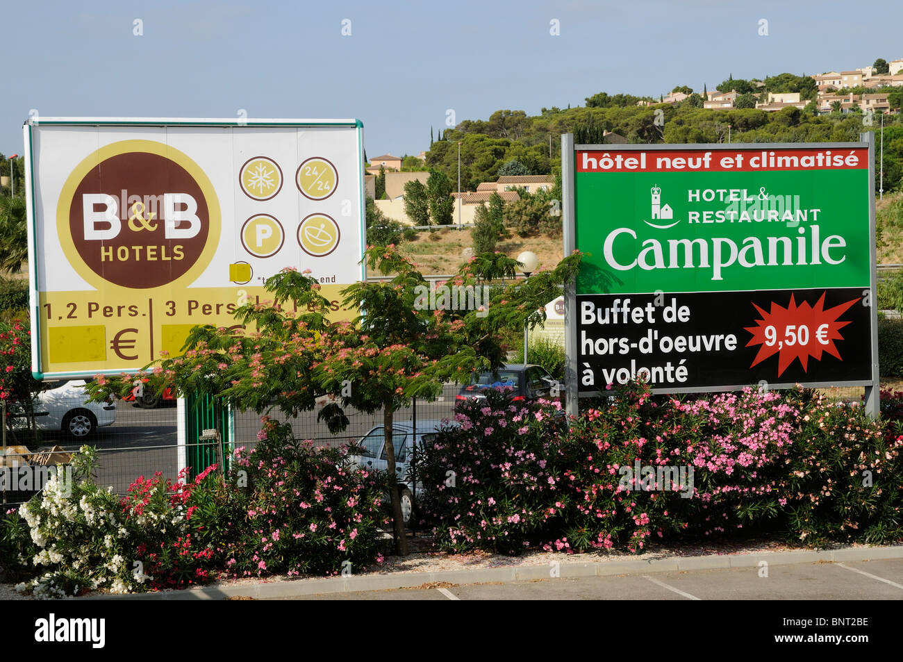 Billige Hotels-Unterkunft in Frankreich die Werbeschilder Unterkunft Stockfoto
