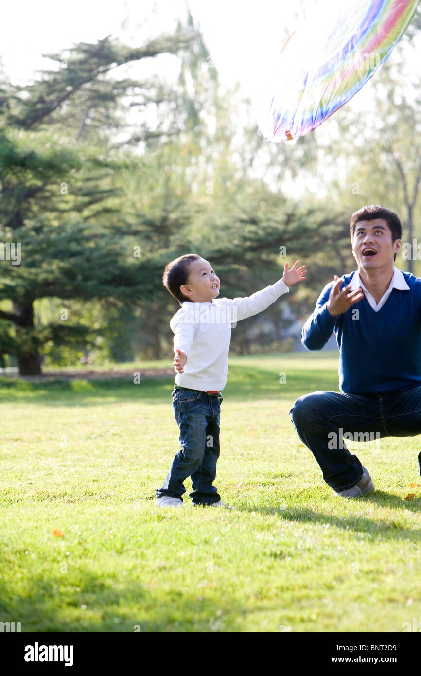 Porträt von Vater und Sohn im park Stockfoto