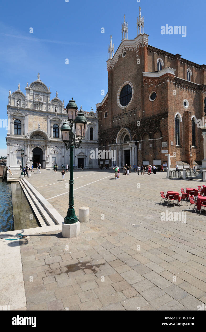 Venedig. Italien. Campo Santi Giovanni e Paolo, Scuola Grande di San Marco links () die Kirche Santi Giovanni e Paolo (rechts) Stockfoto