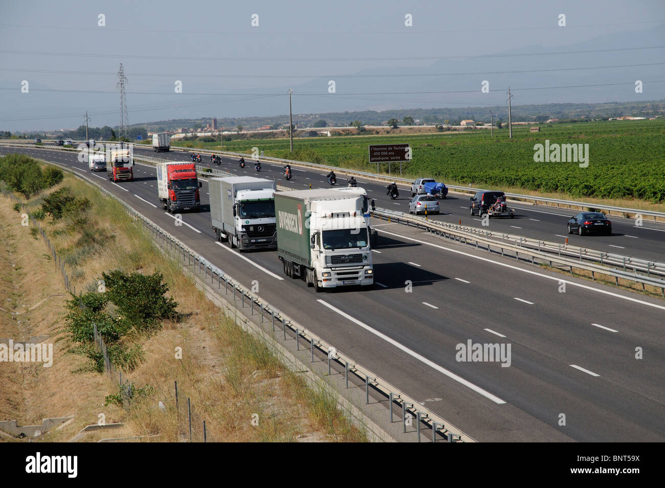 A9 Autoroute Fahrbahnen gesehen nördlich von Perpignan südlichen Frankreich LKW über französische Autobahn route Stockfoto