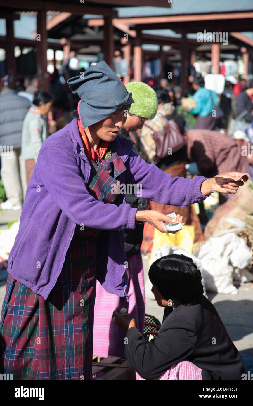 Eine Frau, Verkauf von Gemüse auf dem Markt in Paro, Bhutan. Stockfoto