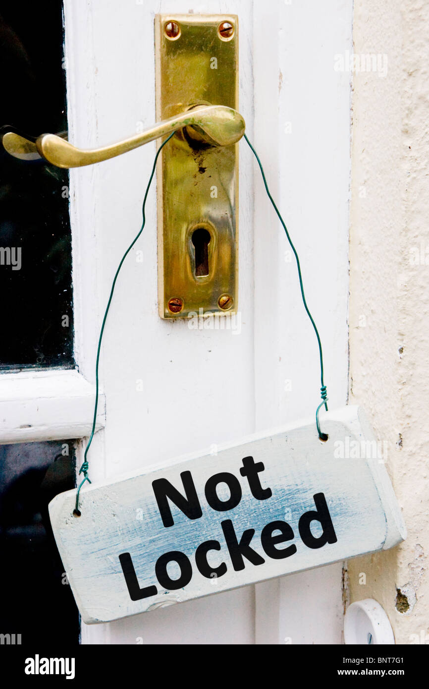 Schild an einer Tür sagen nicht gesperrt Stockfoto