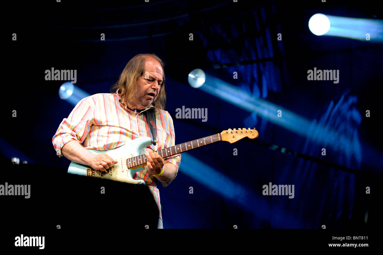 Gitarrist Ray Russell Gitarrist spielt auf der Bühne beim Vibes from the Vines Festival in East Sussex. Bild von Jim Holden. Stockfoto