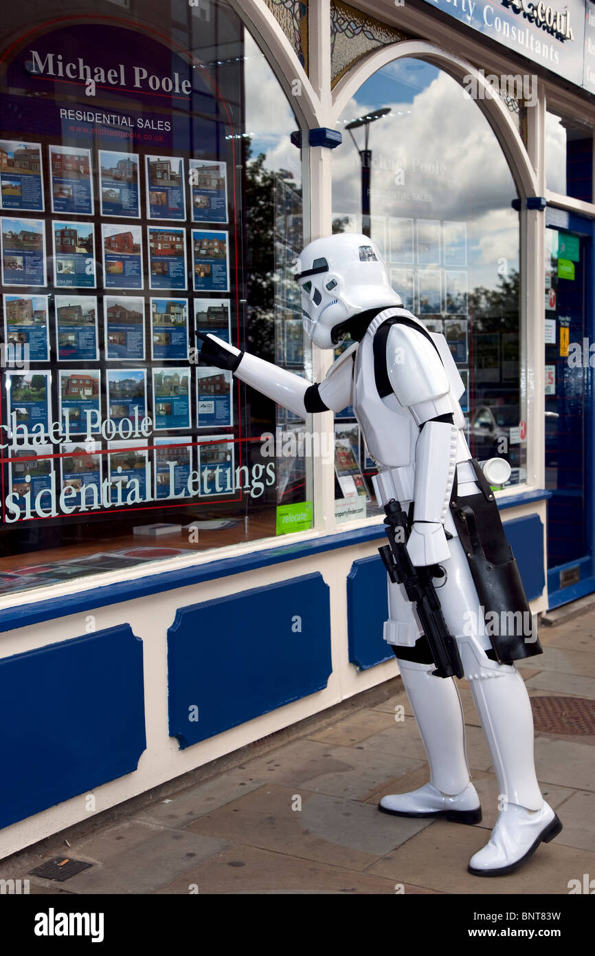 Immobilienmakler verkaufen Fenster & Storm-Trooper beim STOCKTON International Riverside Festival (SIRF), Teesside, Großbritannien   Juli 2010 Stockfoto