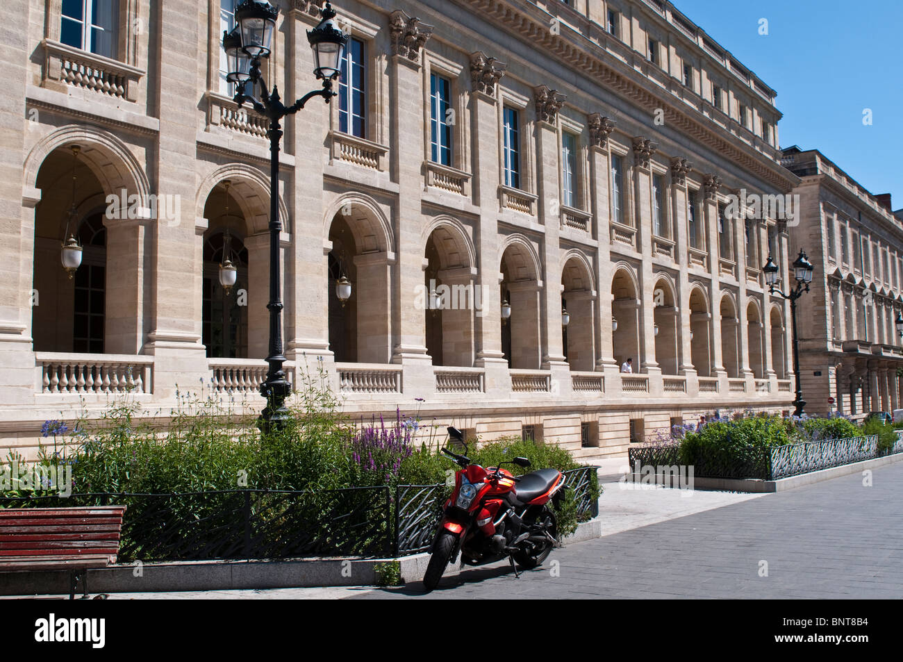 Seitenansicht des Grand Theatre und dem roten Motorrad, Bordeaux, Frankreich Stockfoto