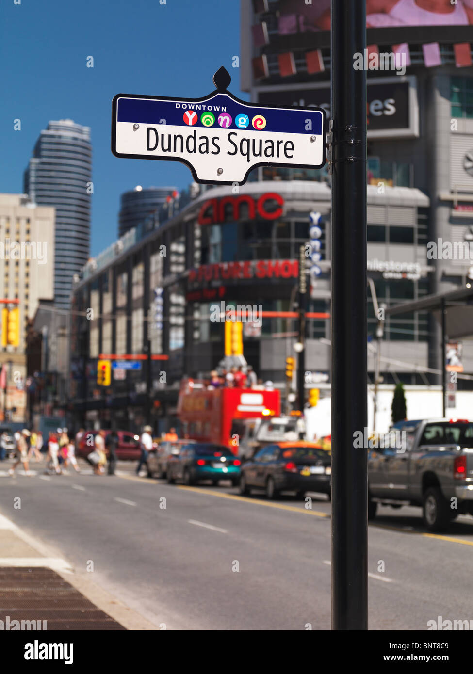 Dundas Square Straßenschild auf Yonge und Dundas Street. Die Innenstadt von Toronto, Ontario, Kanada 2010. Stockfoto