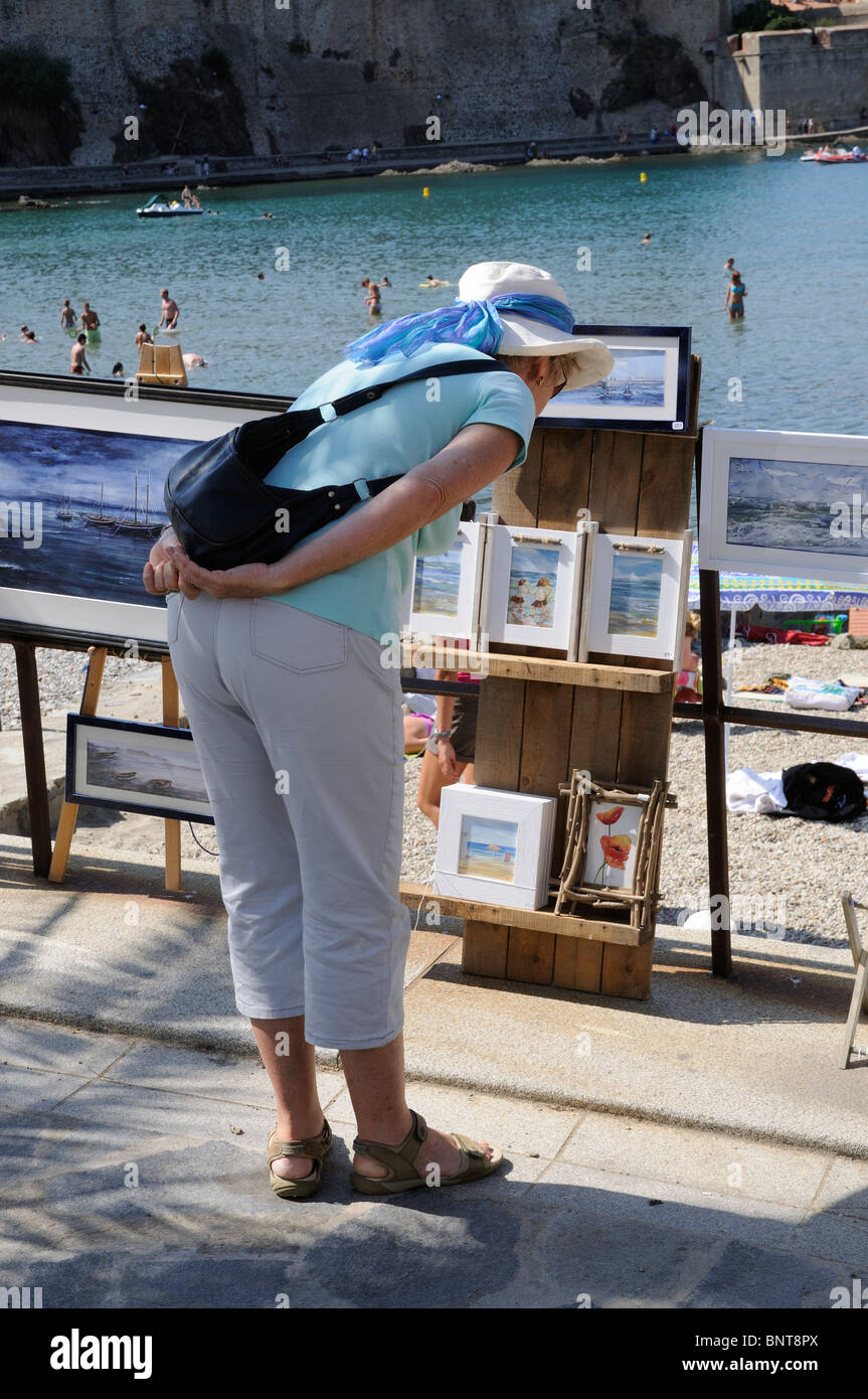 Frau anzeigen präsentiert auf der Kunstausstellung im Freien direkt am Meer in Collioure eine Küstenstadt im Süden von Frankreich Stockfoto