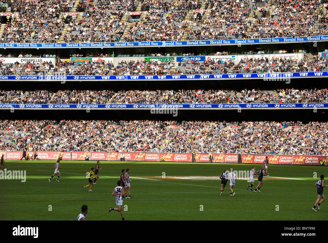 Menschenmengen füllen der Melbourne Cricket Ground während eines Spiels der Australier ordnet Fußball in Melbourne, Victoria, Australien. Stockfoto