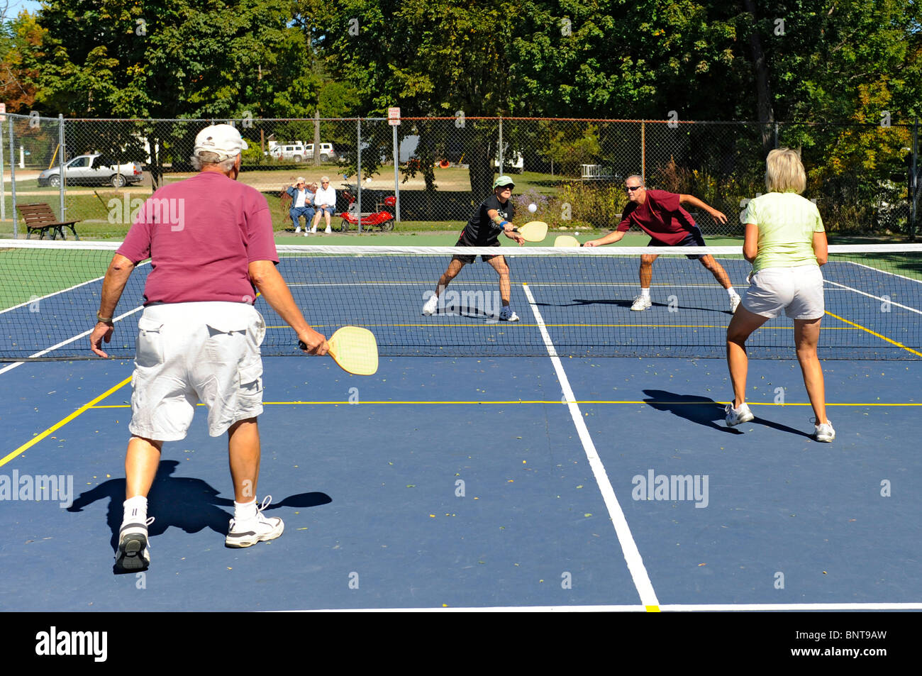 Pickleball ist ein Tennis wie Sport gespielt von Menschen aller Altersgruppen Stockfoto