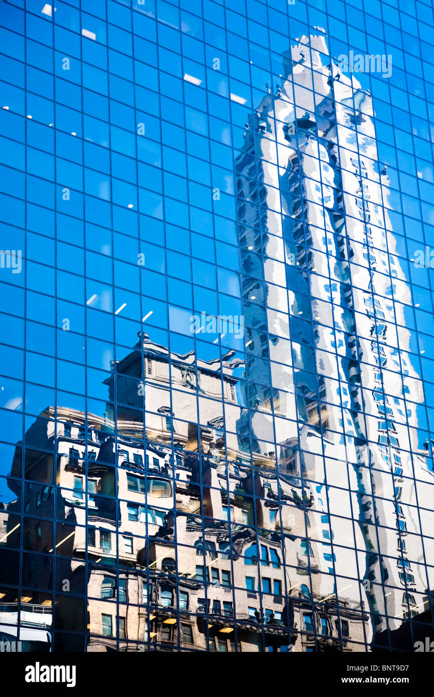 Reflexionen in den Fenstern der Wolkenkratzer von New York, Manhattan 'New York' City NYC USA Amerika Stockfoto