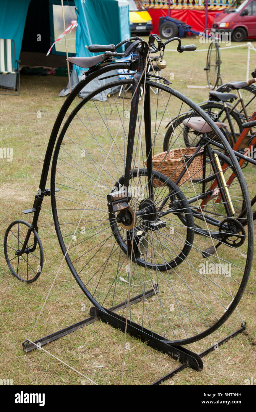 Alte, antike Penny Farthing Fahrrad im Revesby, Lincolnshire, England  großes Vorderrad klein hinten Stockfotografie - Alamy