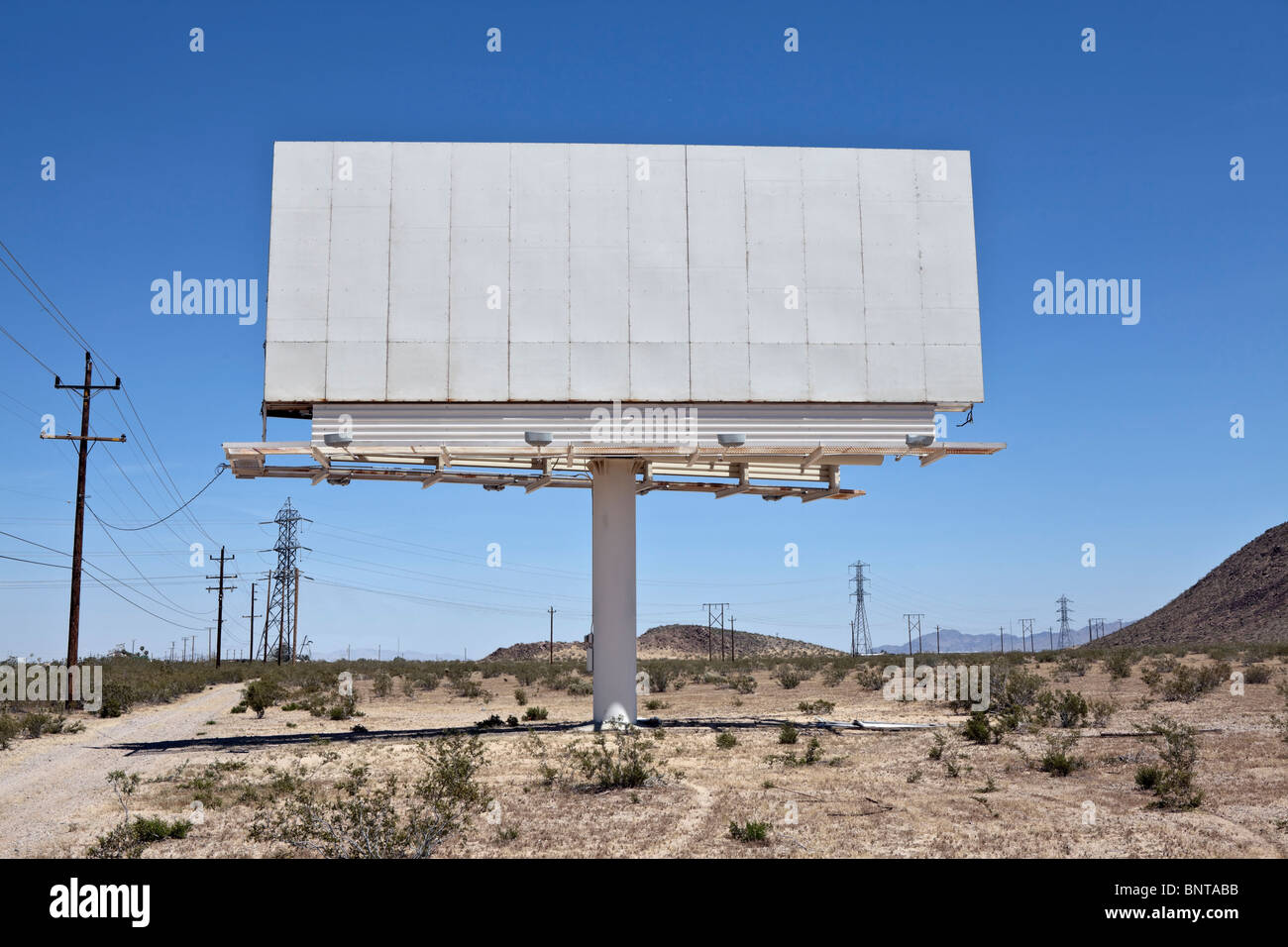 Leeren Plakatwand mitten in der kalifornischen Mojave-Wüste. Stockfoto