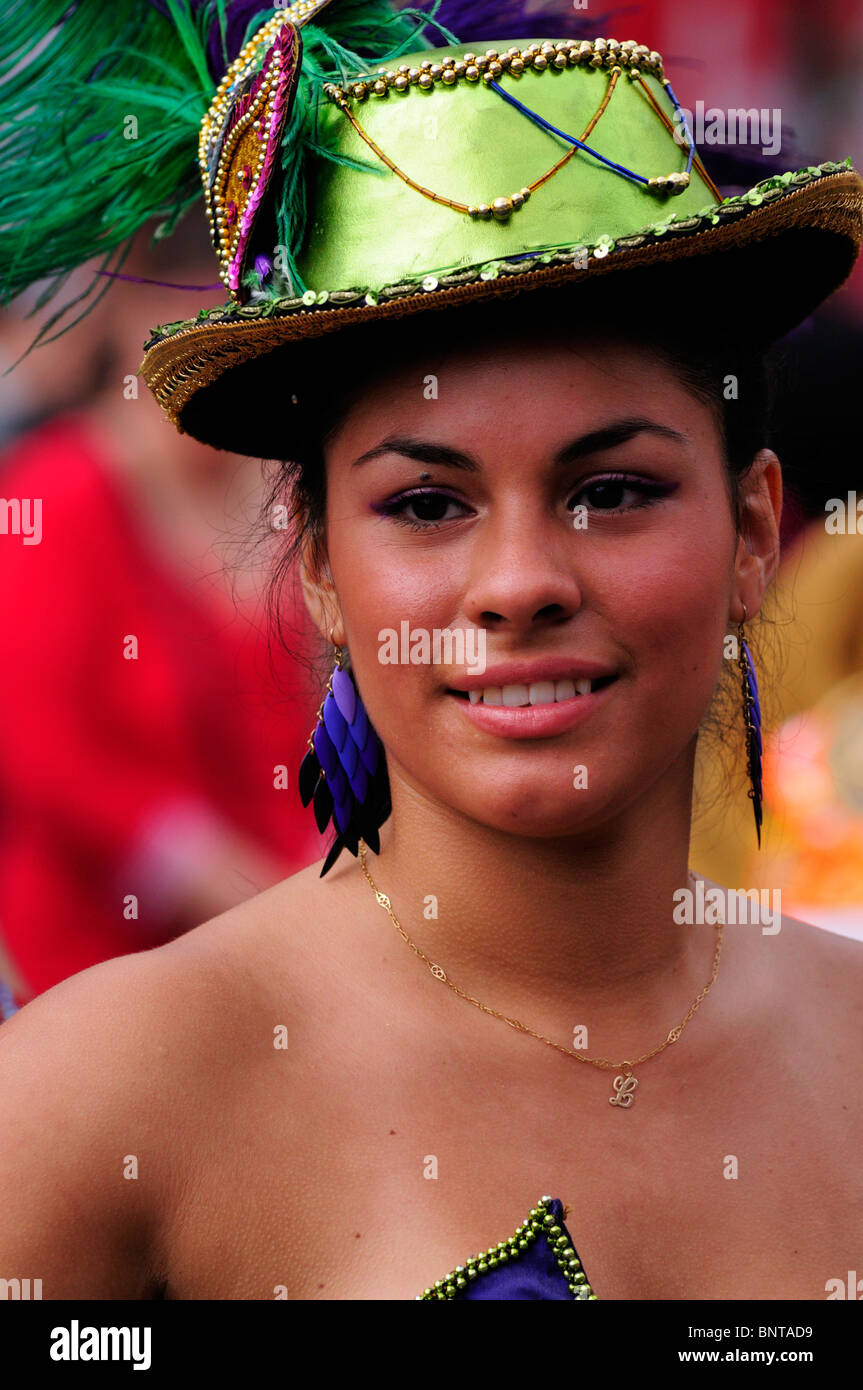 Porträt eines Tänzers an der Carnaval del Pueblo, London, England, UK Stockfoto