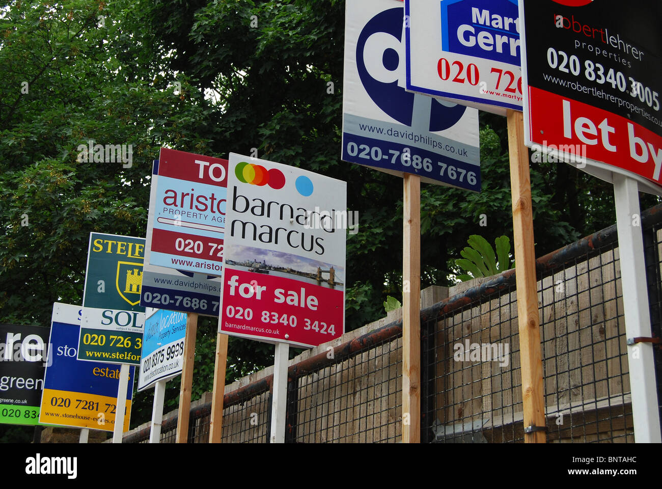 Mehrere für Verkauf Zeichen auf Sicht nach draußen eine Immobilie in London, Vereinigtes Königreich Stockfoto