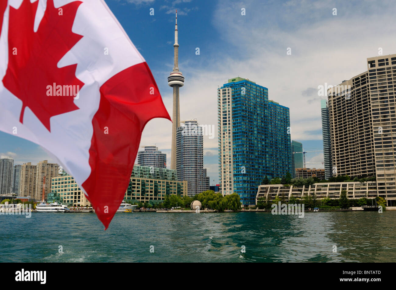 Kanadische Flagge auf dem Boot verlassen und die Skyline von Toronto Harbourfront am Lake Ontario Stockfoto