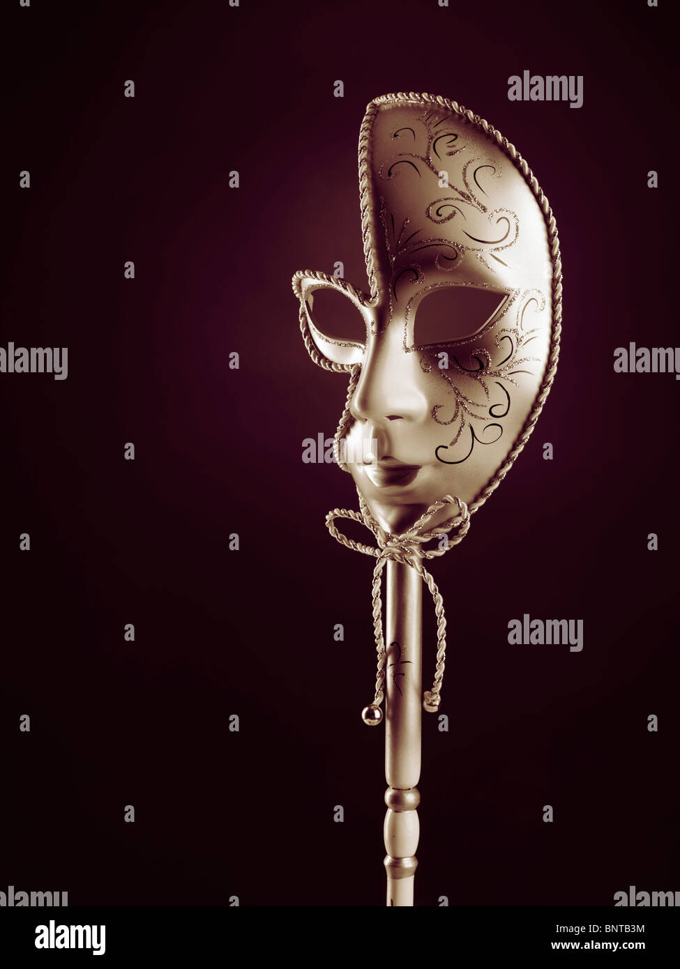 Wunderschöne venezianische Maske auf schwarzen Hintergrund isoliert Stockfoto