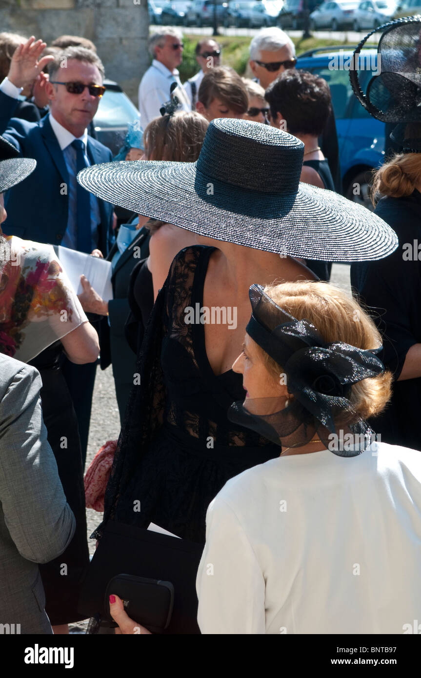 Frau mit großen schwarzen Hut, Hochzeit, Frankreich Stockfotografie - Alamy