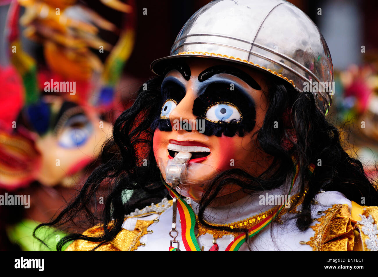 Maskierte Tänzer bei der Carnaval del Pueblo lateinamerikanische Festival, London, England, UK Stockfoto