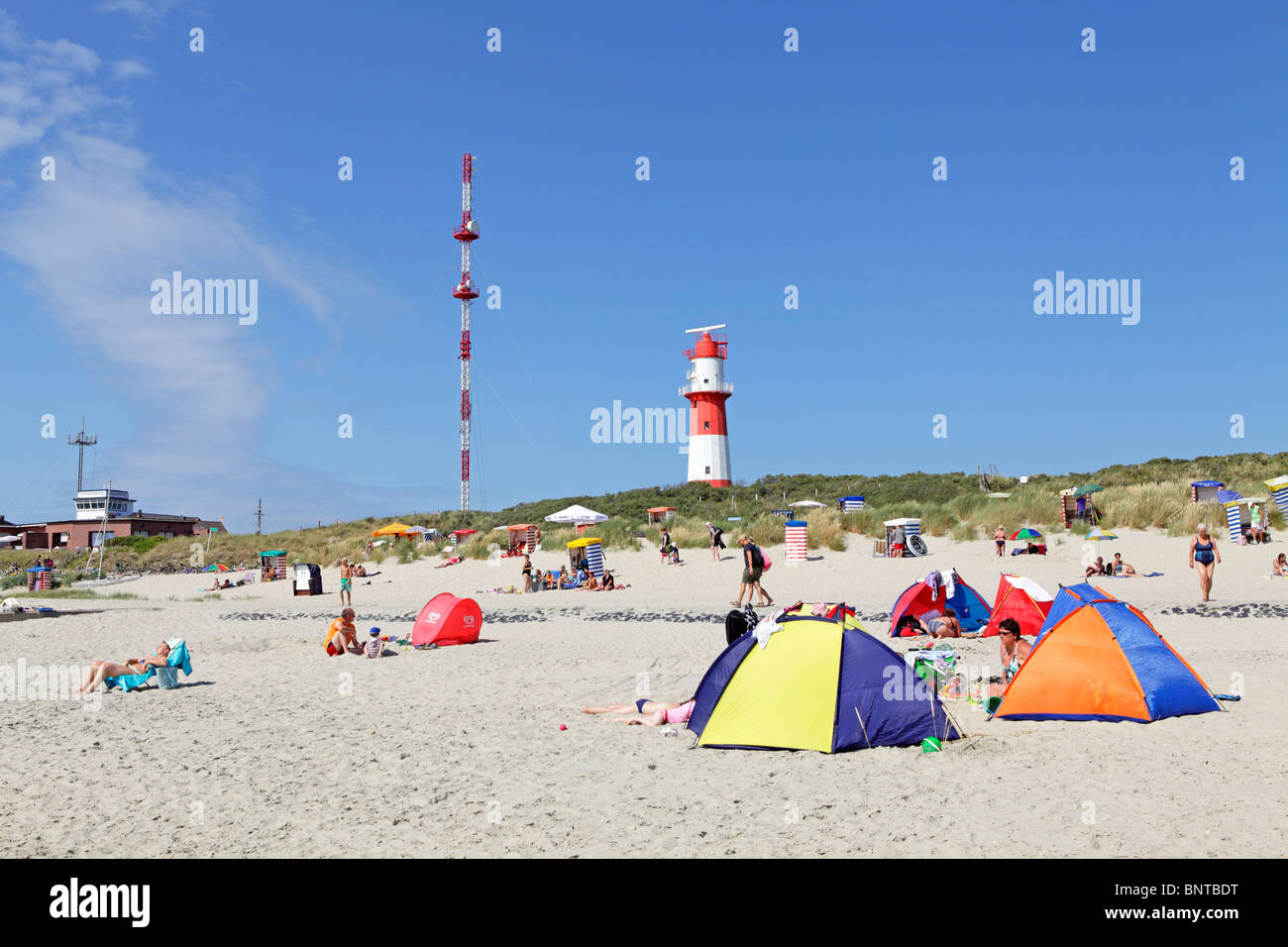 elektrische Leuchtturm und Südstrand, Insel Borkum, Ostfriesland, Nordseeküste, Niedersachsen, Deutschland Stockfoto