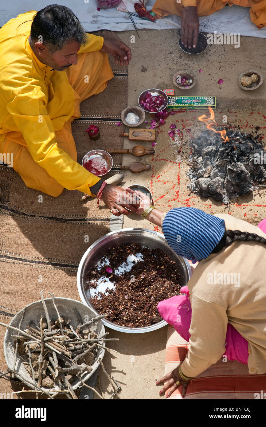 Hindupriester macht eine rituelle Zeremonie. Varanasi (Benares). Indien Stockfoto