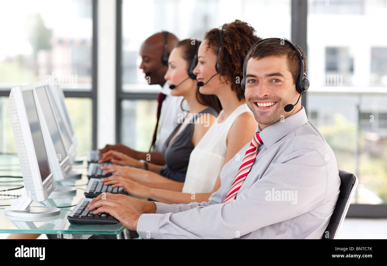 Lächelnd Geschäftsmann arbeitet in einem Callcenter Stockfoto