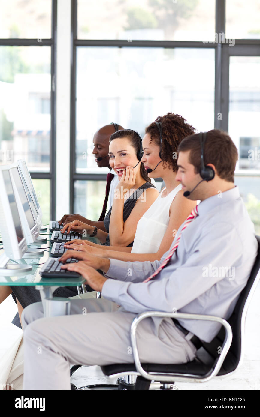 Attraktive Geschäftsfrau in einem Call-center Stockfoto