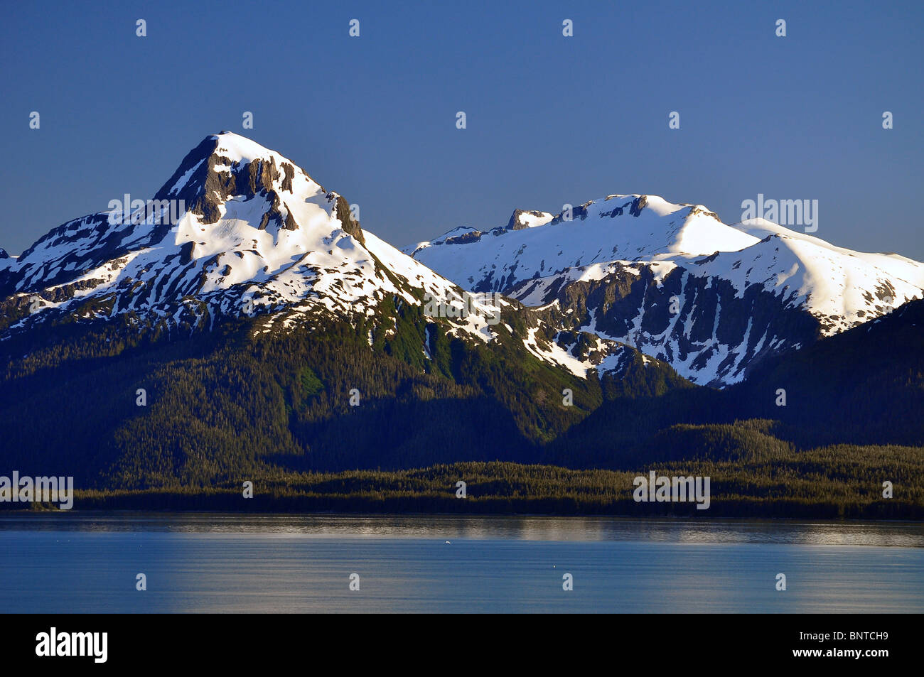 Alaska schneebedeckte Berge Chilkoot Inlet, in der Nähe von Skagway, USA Stockfoto