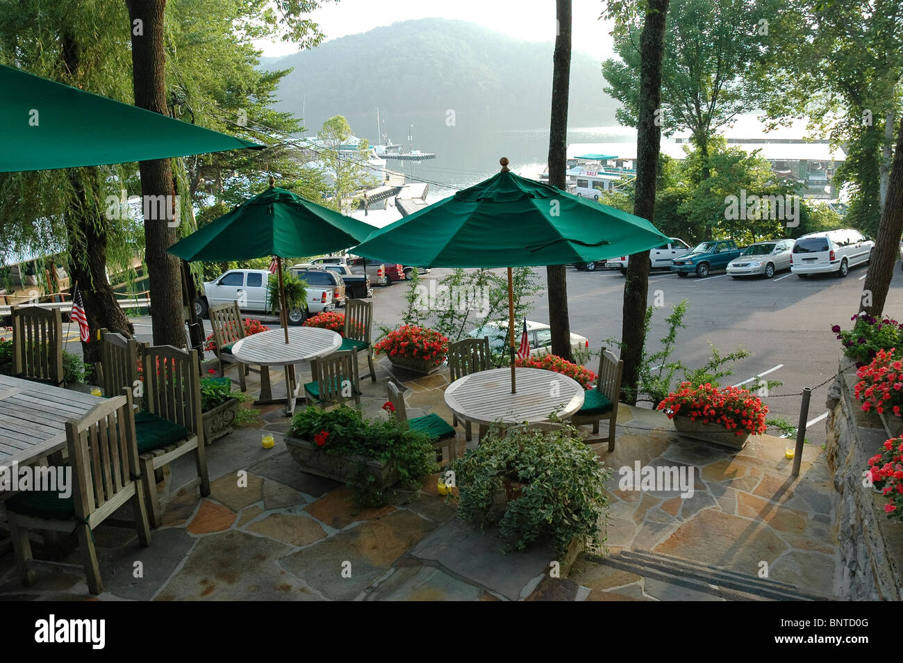 Am frühen Morgen mit Blick auf Indian Resort Lodge und Grider Hill Dock am See Cumberland, KY. Stockfoto