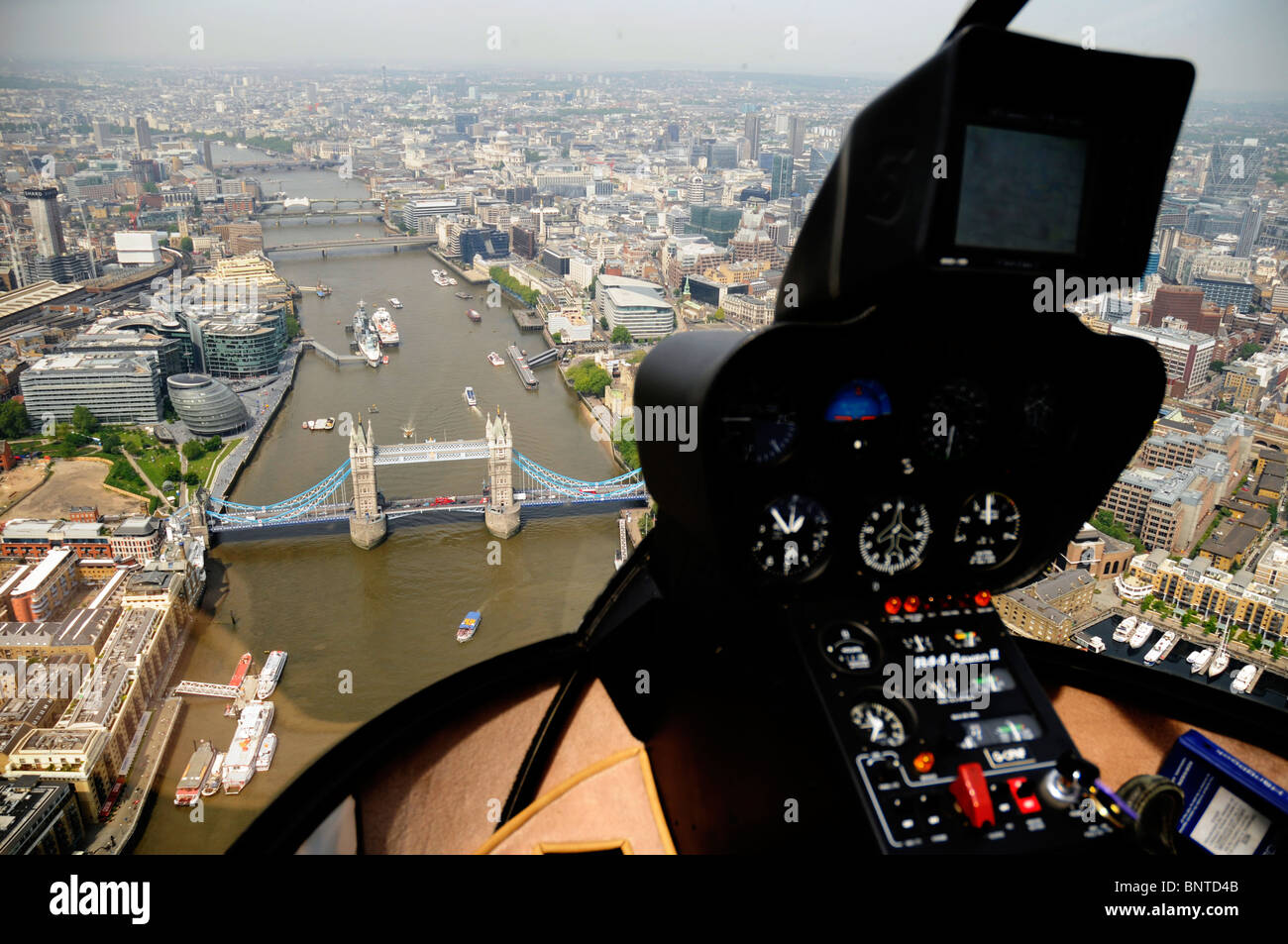 Antenne, die London Bridge von einem Robinson R44-Helikopter-Cockpit erschossen. Stockfoto