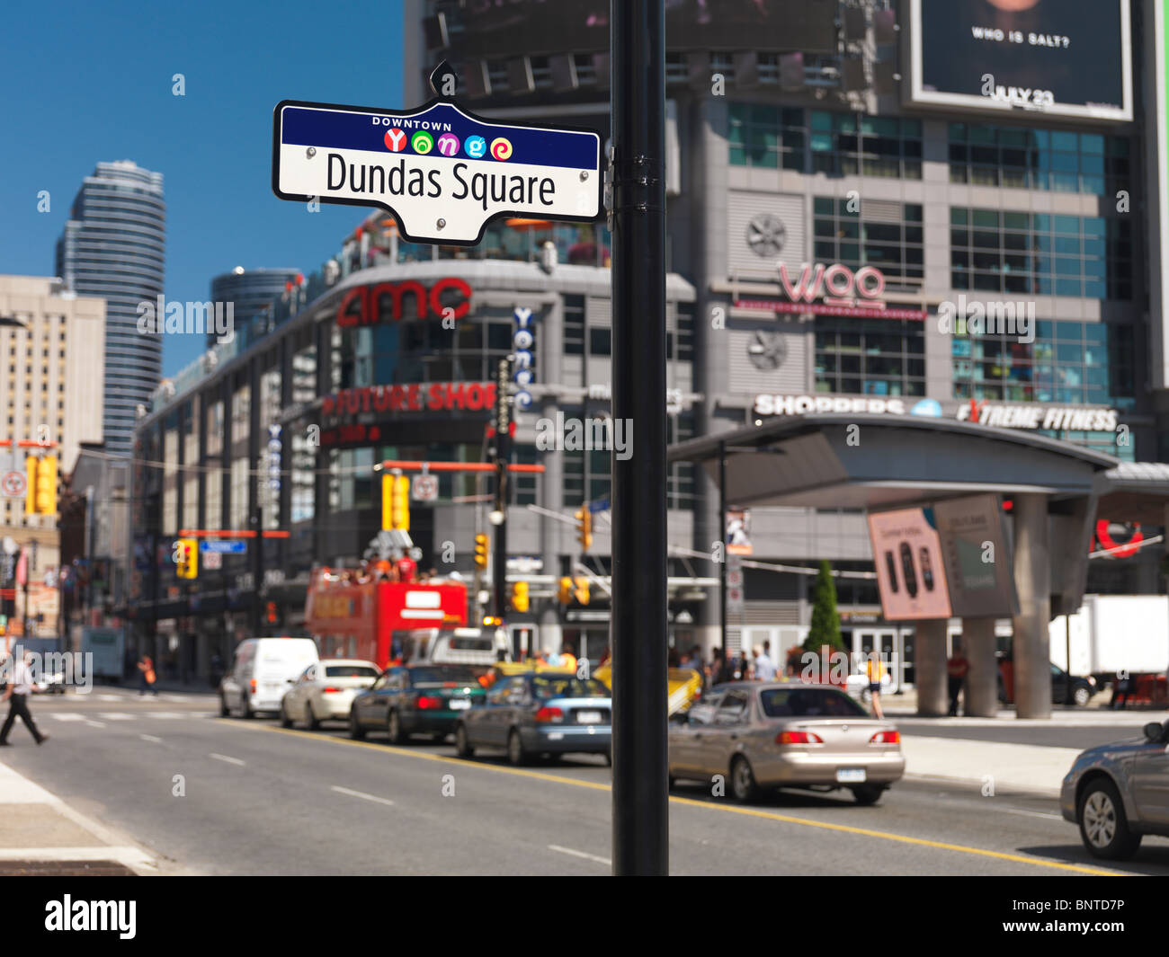 Dundas Square Straßenschild auf Yonge und Dundas Street. Die Innenstadt von Toronto, Ontario, Kanada 2010. Stockfoto