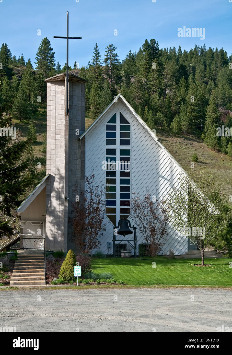 Dieses vertikale Foto ist eine schöne kleine weiße Landkirche auf Kettle Falls in Stevens County Washington gefunden. Stockfoto