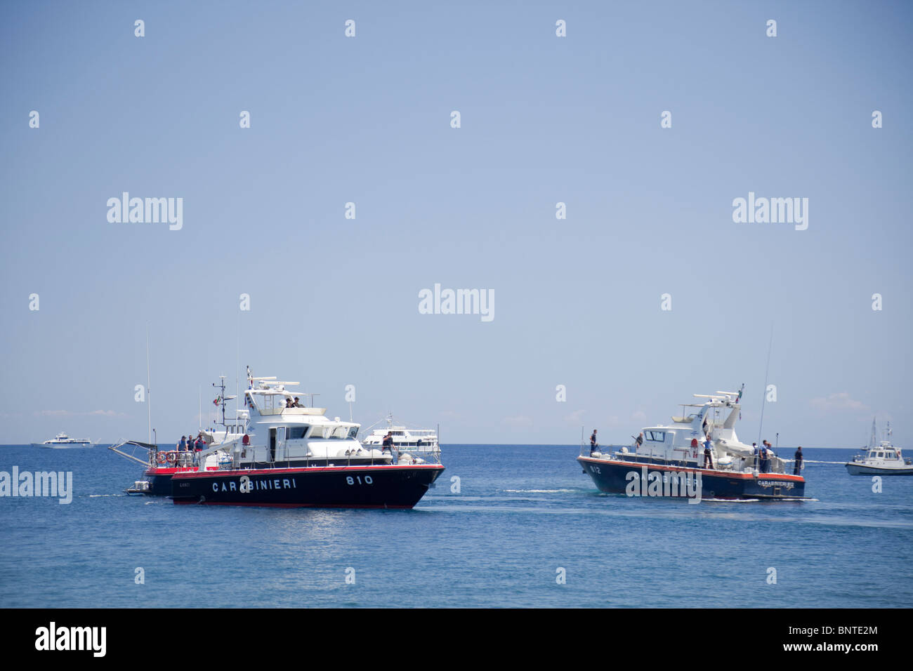 Italienische Carabinieri Boote in einer Operation am Meer. Stockfoto