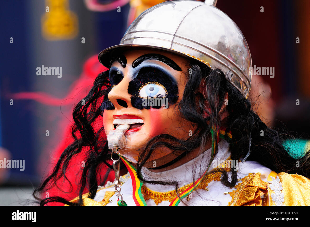 Maskierte Tänzer an der Carnaval del Pueblo lateinamerikanische Karneval, London, England, UK Stockfoto
